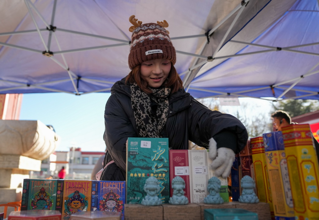 12月10日，商户在拉萨市宗角禄康公园的供销大集上整理商品。