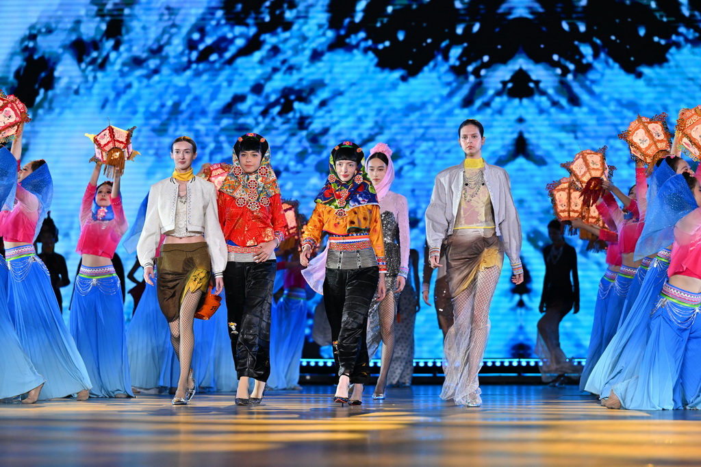 12月11日,模特及演员在2025年海上丝绸之路国际文化旅游节开幕式上共同演绎非遗时尚秀。
