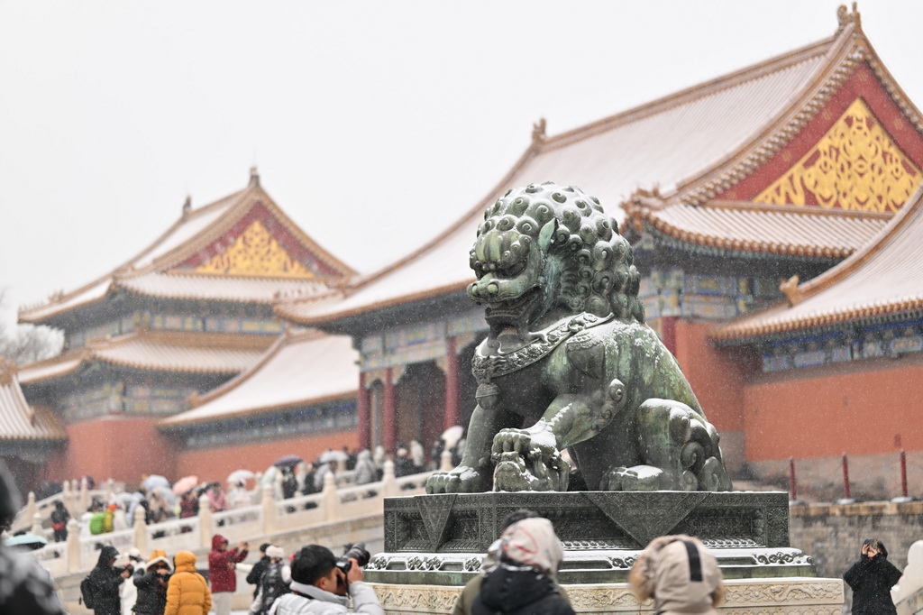 12月12日，游客冒雪参观北京故宫。新华社记者 李鑫 摄