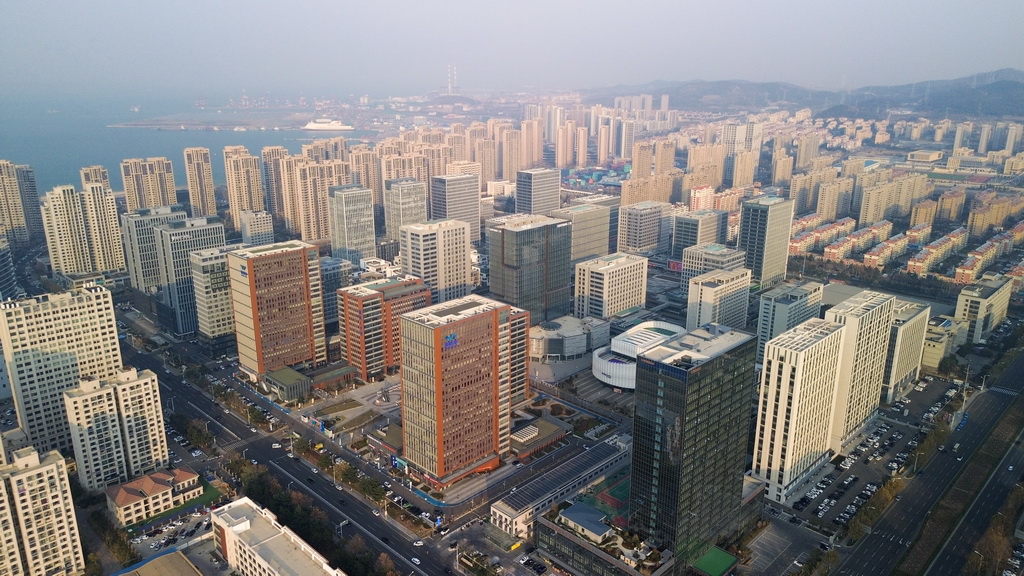 这是12月9日拍摄的威海城市景色(无人机照片)。