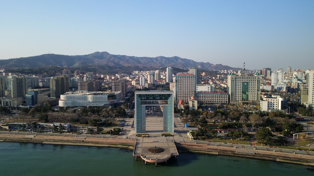 这是12月9日拍摄的威海城市景色（无人机照片）。