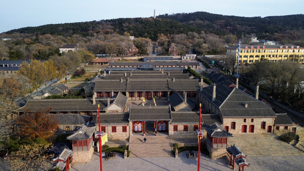 这是12月10日拍摄的威海刘公岛上的海军公所历史遗存(无人机照片)。