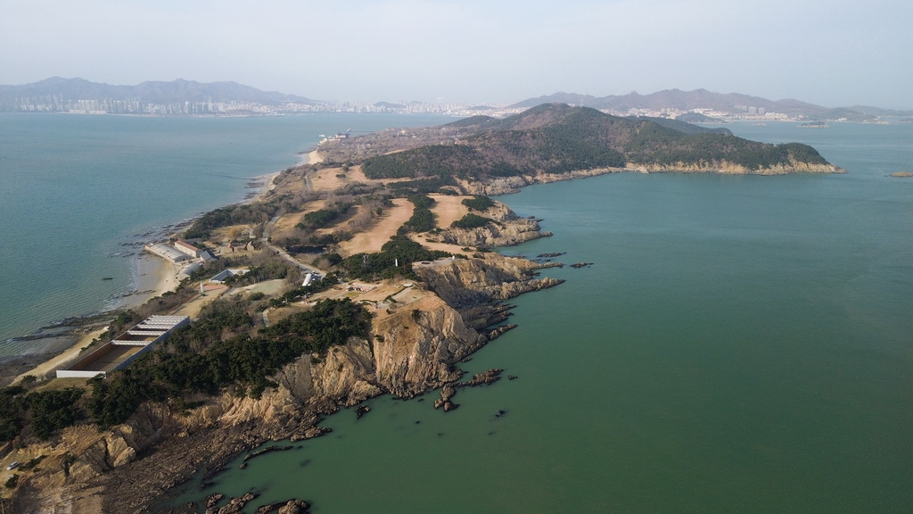 这是12月10日拍摄的威海刘公岛(无人机照片)。