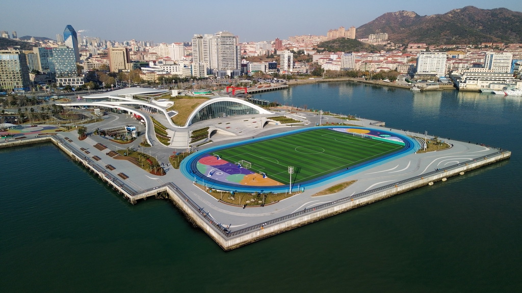 这是12月9日拍摄的威海至海港湾球场（无人机照片）。