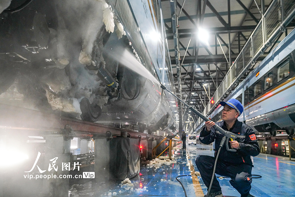河南郑州：全力应对寒潮降雪天气 保障动车组运行安全【4】