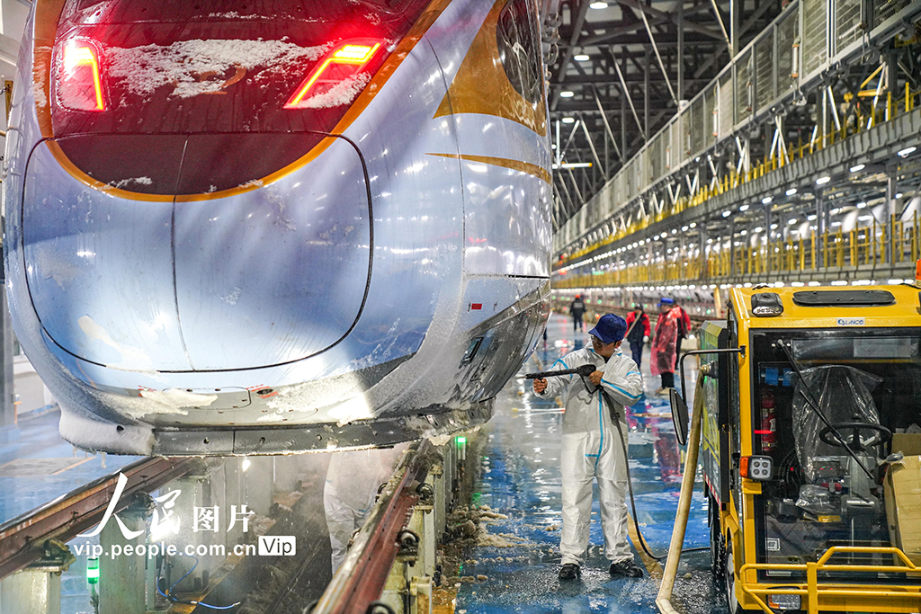 河南郑州：全力应对寒潮降雪天气 保障动车组运行安全【5】