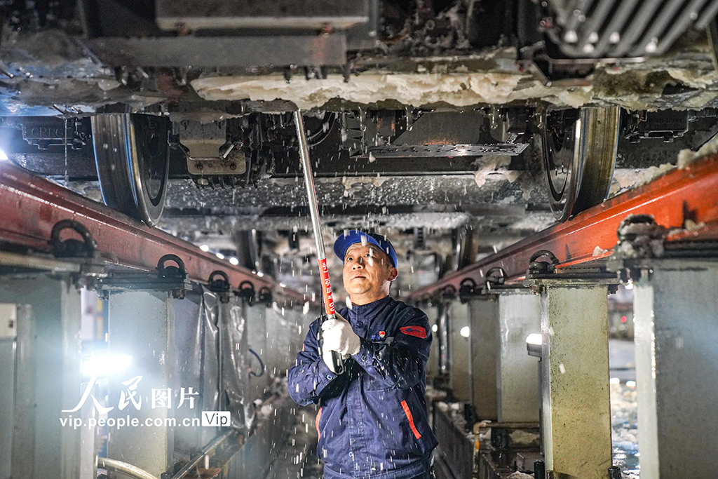 河南郑州:全力应对寒潮降雪天气 保障动车组运行安全【6】