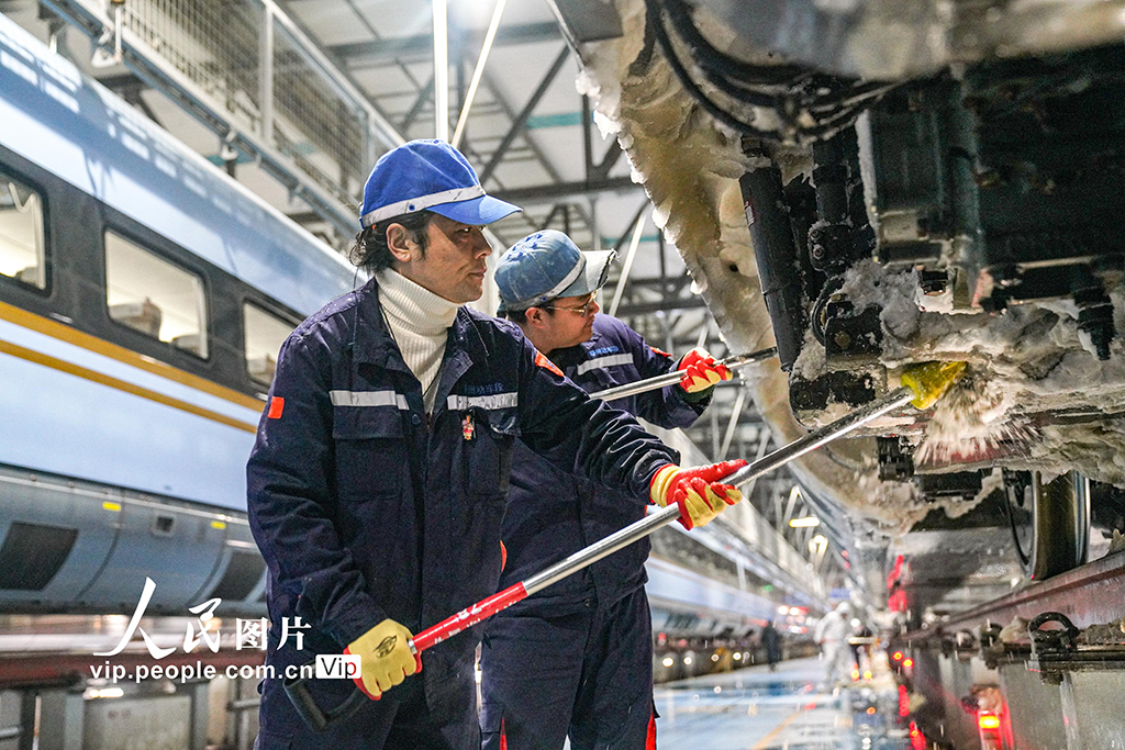 河南郑州：全力应对寒潮降雪天气 保障动车组运行安全【7】