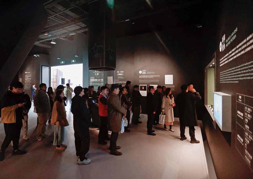 12月13日，观众们在参观展览。