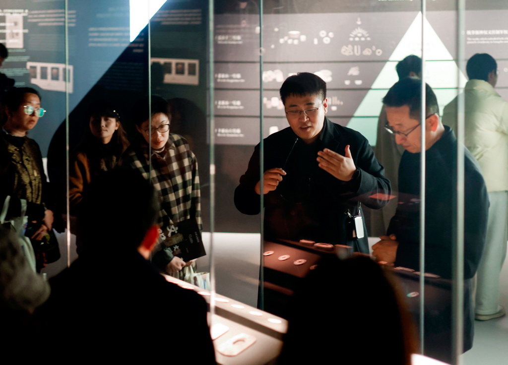 12月13日，观众们在参观展览。