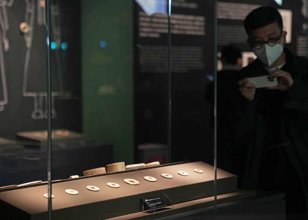 12月12日，参加媒体预览的人员在观看展品。