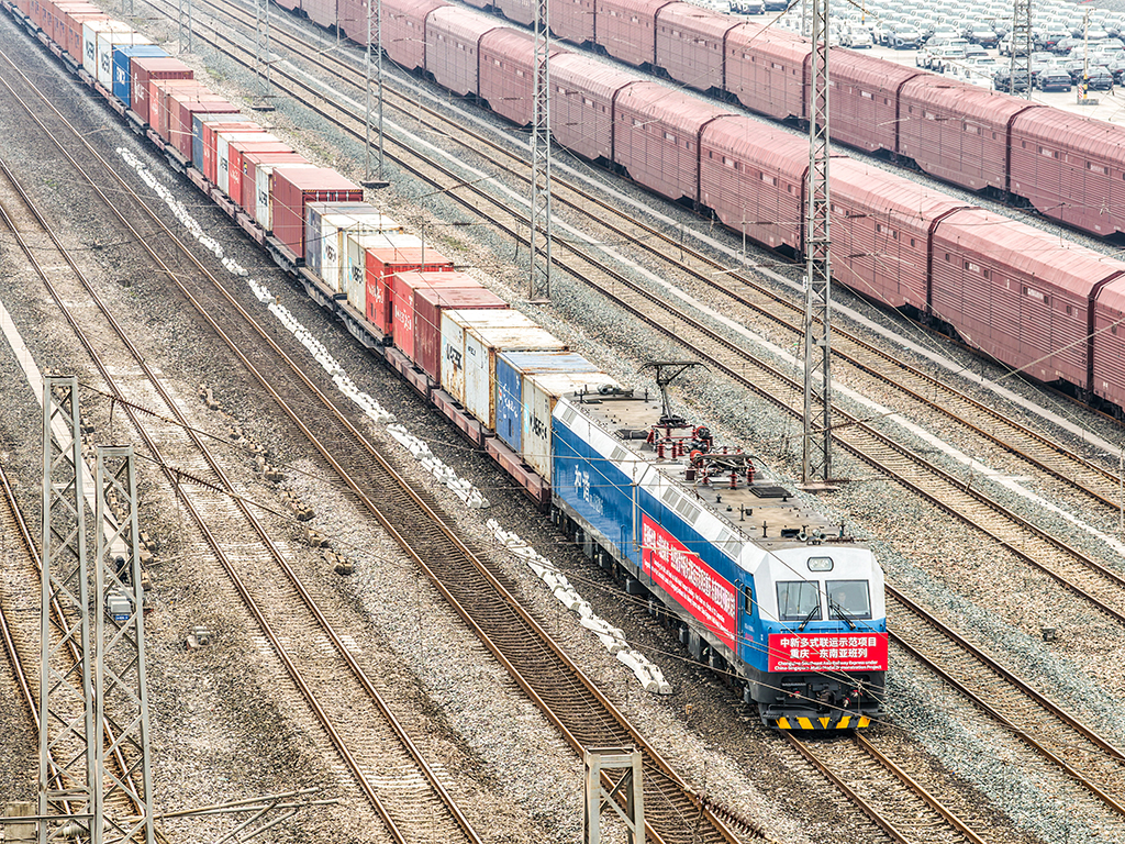 12月15日，中新多式联运示范项目重庆—东南亚班列在重庆鱼嘴站等待发车（无人机照片）。