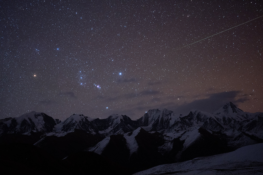 12月12日，在四川省康定市甲根坝镇提弄村，一颗双子座流星从贡嘎雪山上空划过。