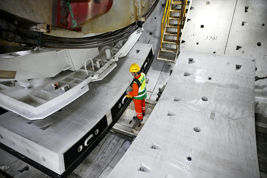 12月15日，中铁十四局建设者在海平面下91米进行管片拼装作业。