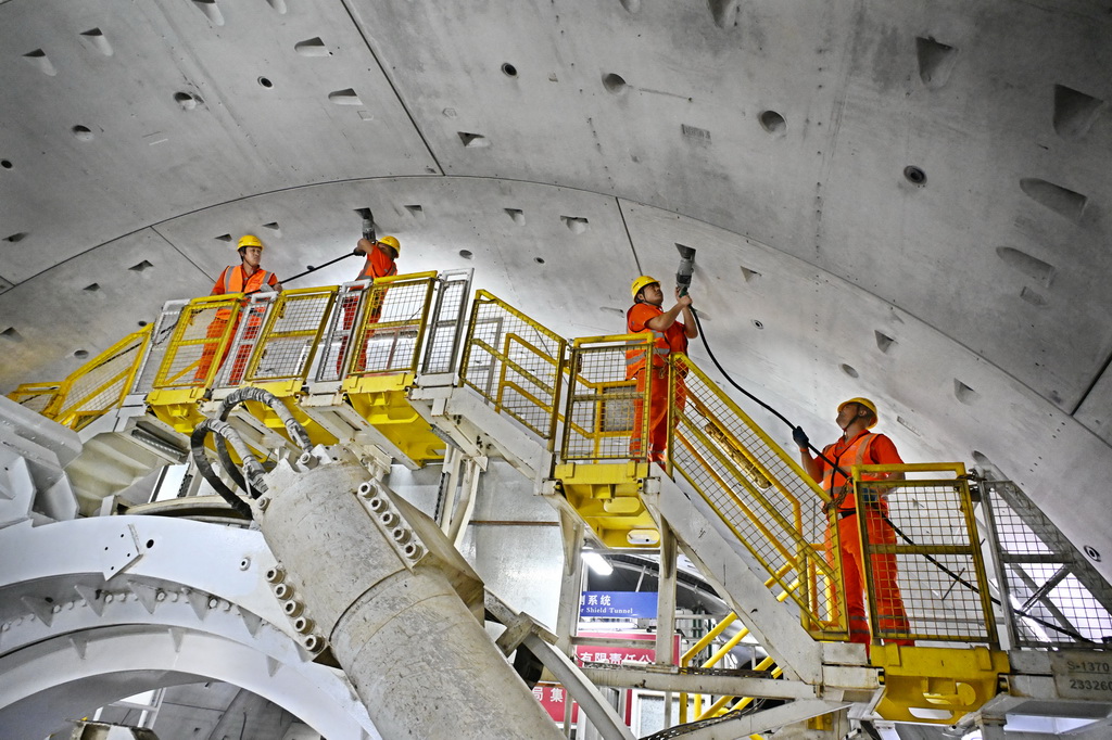 12月15日，中铁十四局建设者在海平面下91米进行管片安装作业。