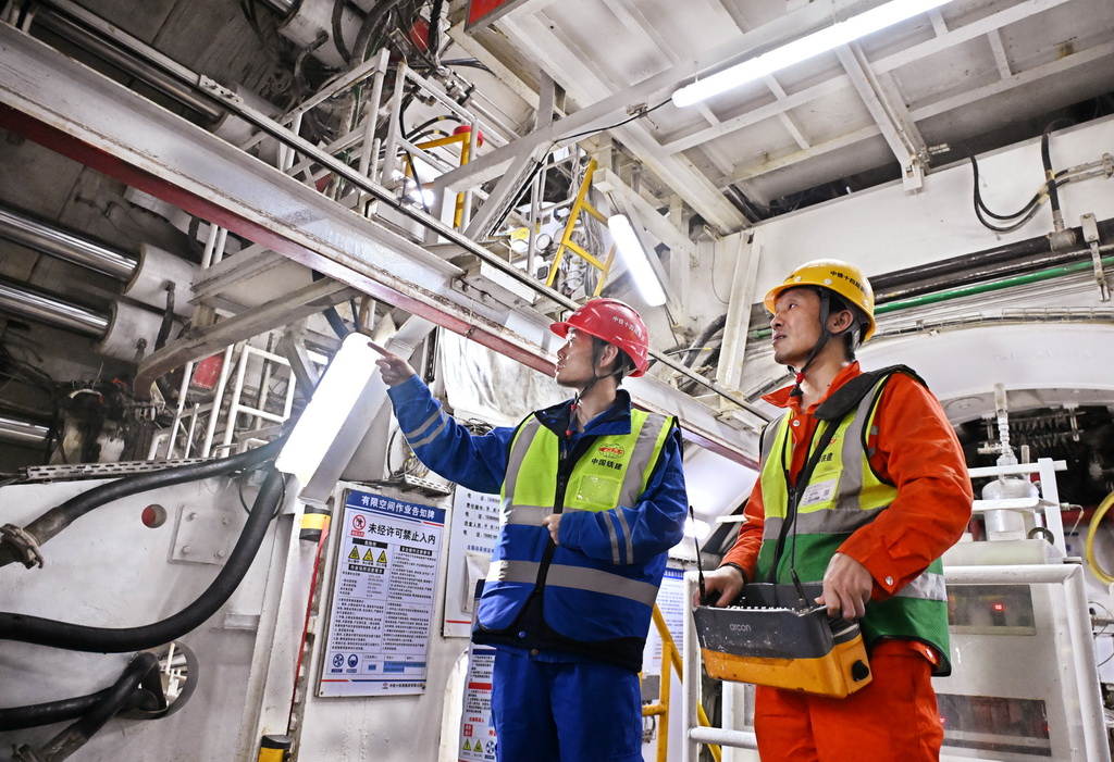 12月15日，中铁十四局建设者在海平面下91米进行施工作业。