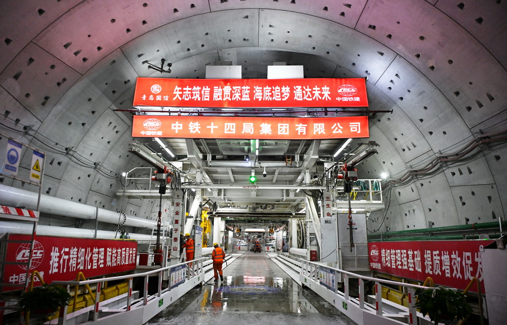 12月15日拍摄的青岛胶州湾第二隧道南线主线隧道盾构段作业面。