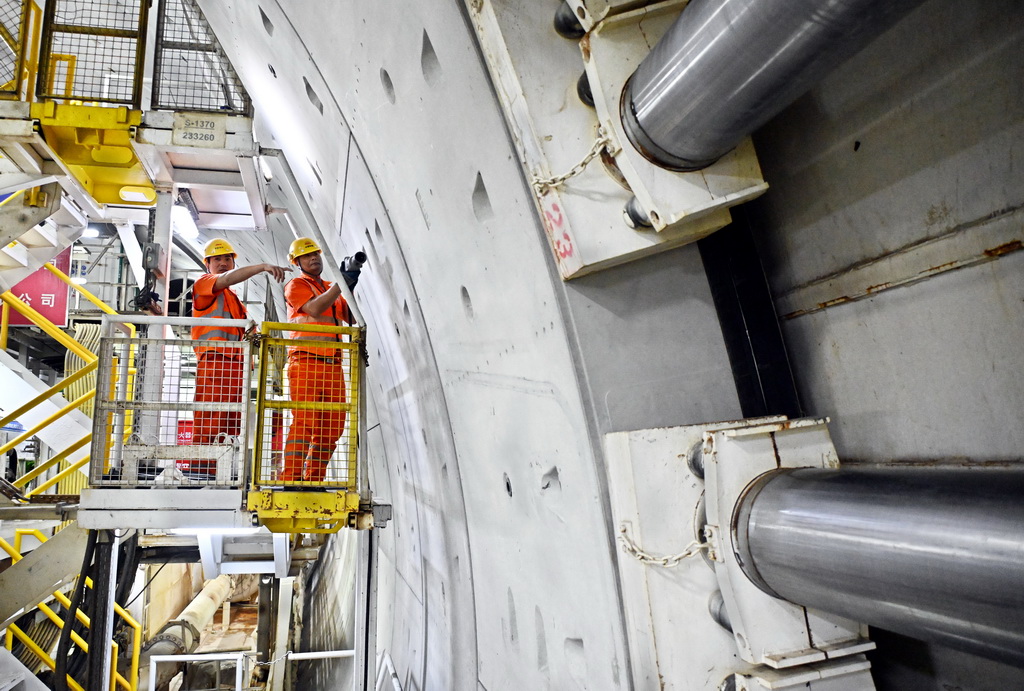 12月15日，中铁十四局建设者在海平面下91米进行管片安装作业。