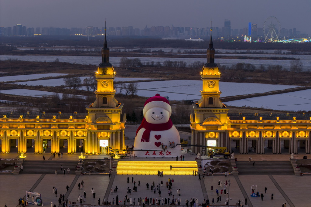 这是12月15日在哈尔滨市群力音乐公园拍摄的大雪人（无人机照片）。新华社记者 张涛 摄