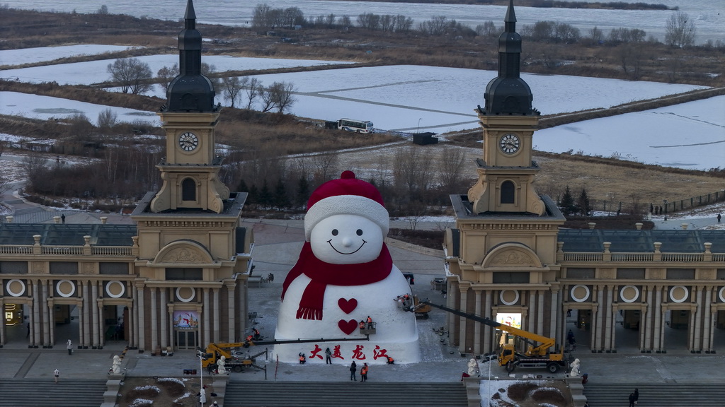 这是12月15日在哈尔滨市群力音乐公园拍摄的大雪人（无人机照片）。新华社记者 王松 摄
