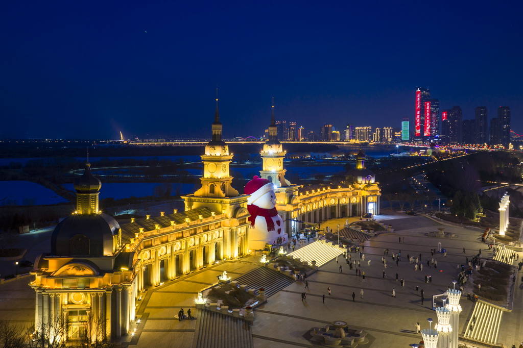 12月15日，游客在哈尔滨市群力音乐公园参观大雪人（无人机照片）。新华社记者 张涛 摄