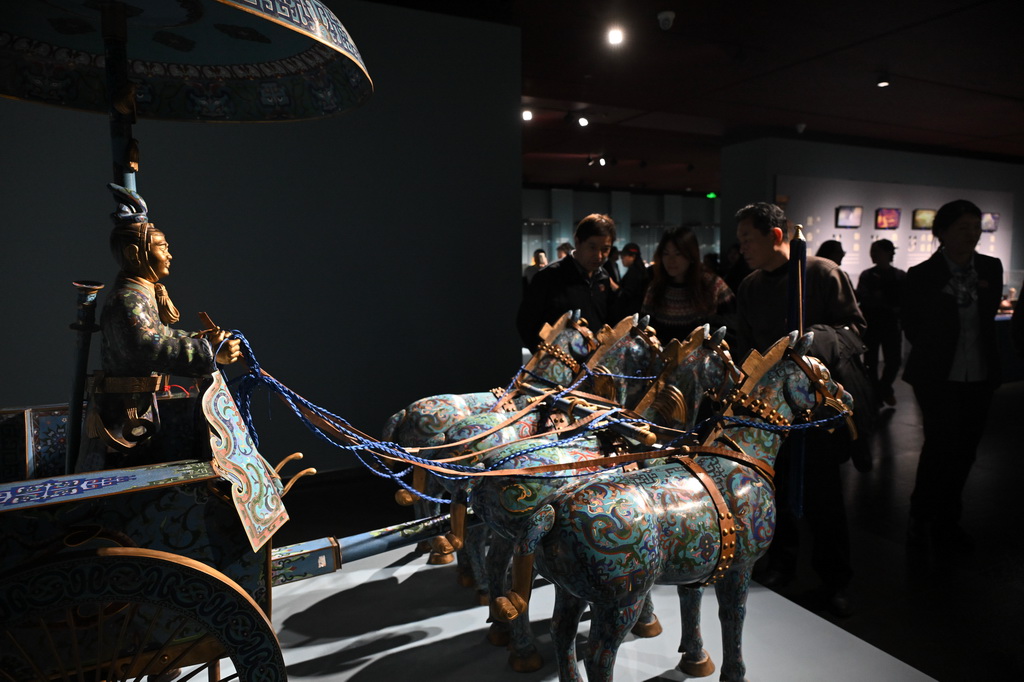 12月15日,观众参观展出的景泰蓝作品《兵马战车》。