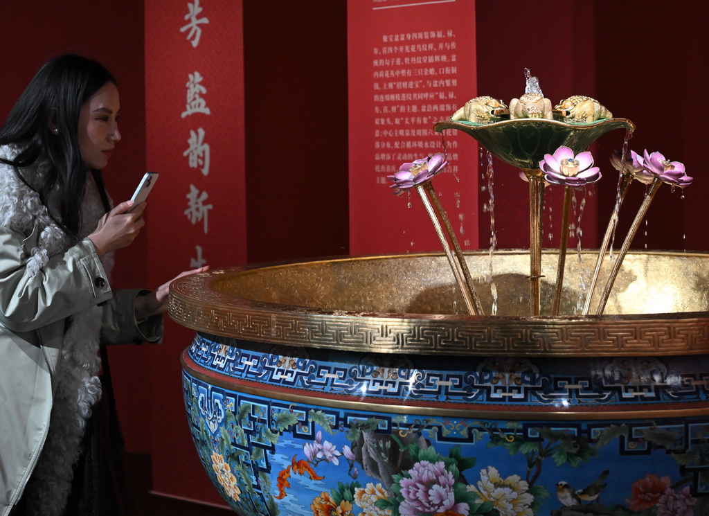 12月15日，观众参观展览。