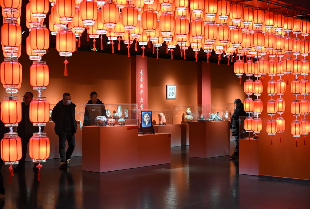 12月15日，观众参观展览。