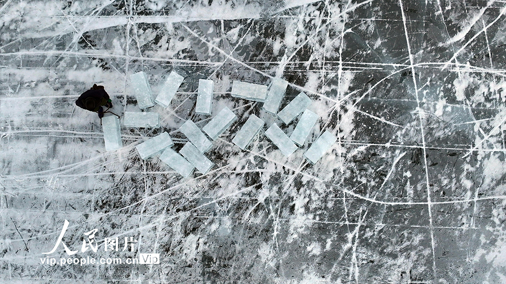 新疆巴里坤：冬湖取冰【6】
