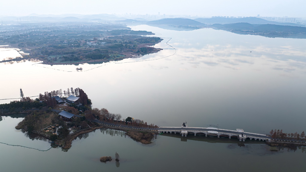 12月16日拍摄的武汉市东湖风景区一角（无人机照片）。新华社记者 肖艺九 摄