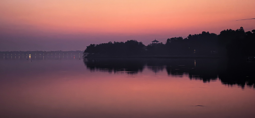 11月16日在武汉市东湖风景区拍摄的朝霞。新华社记者 沈虹冰 摄