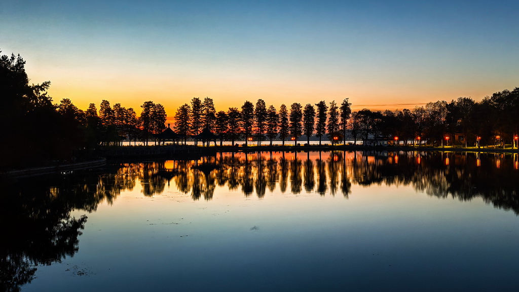 11月19日拍摄的武汉市东湖风景区一角。新华社记者 沈虹冰 摄