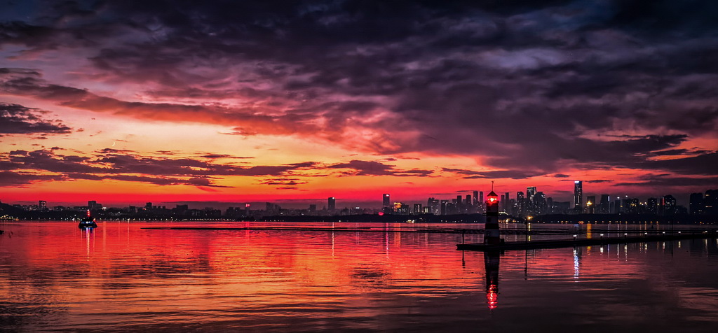 11月22日在武汉市东湖风景区拍摄的晚霞。新华社记者 沈虹冰 摄