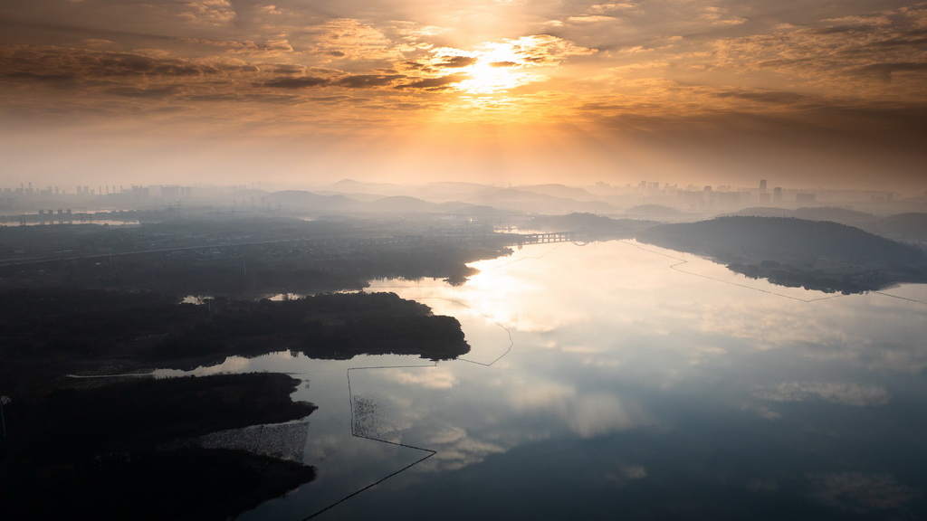 12月16日拍摄的武汉市东湖风景区一角（无人机照片）。新华社记者 肖艺九 摄