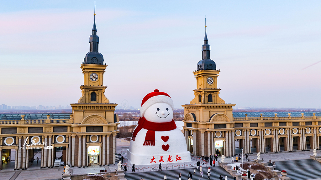 黑龙江哈尔滨：大雪人亮相群力音乐公园【2】