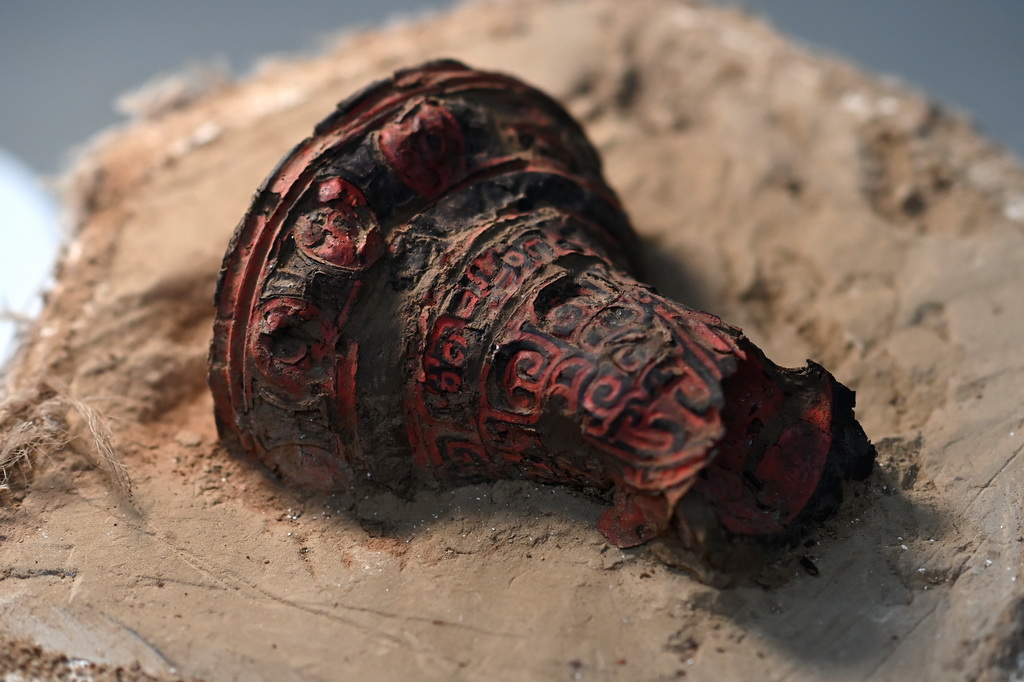 12月12日在陕西省考古研究院文物保护实验室拍摄的瓦窑沟墓地出土漆器。