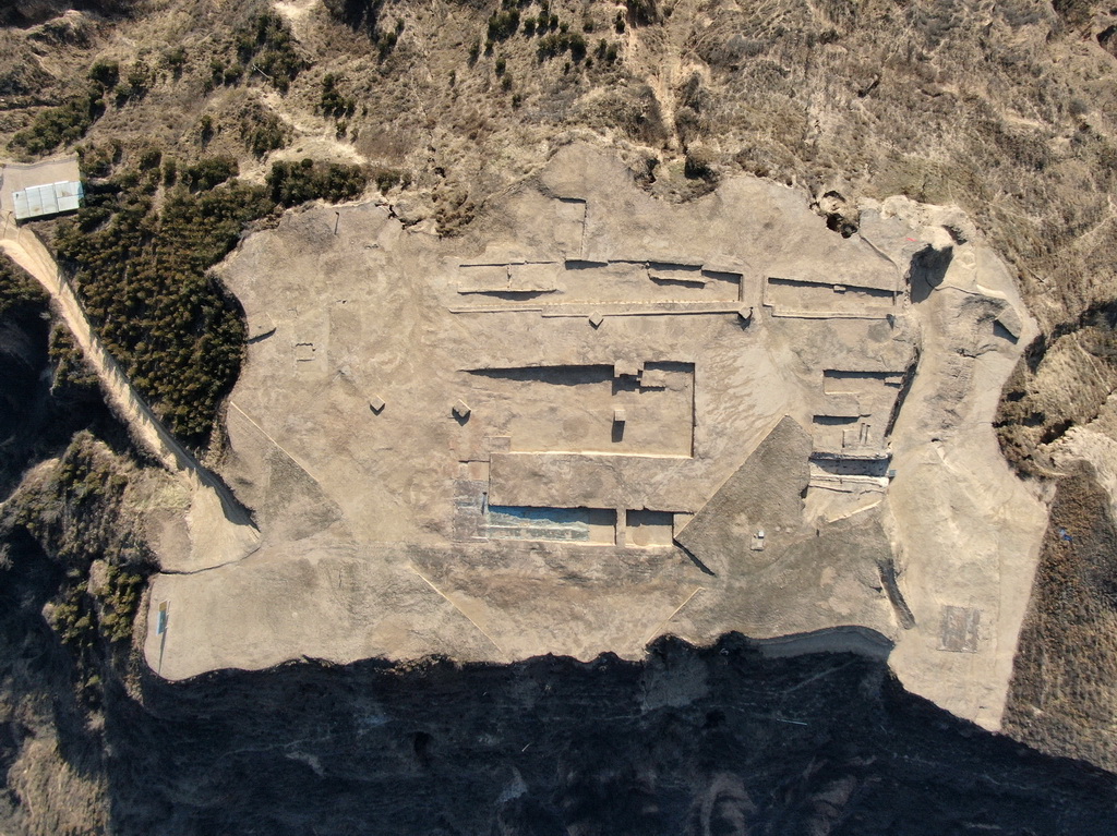 12月9日拍摄的陕西清涧寨沟遗址寨塬盖夯土建筑群（无人机照片）。