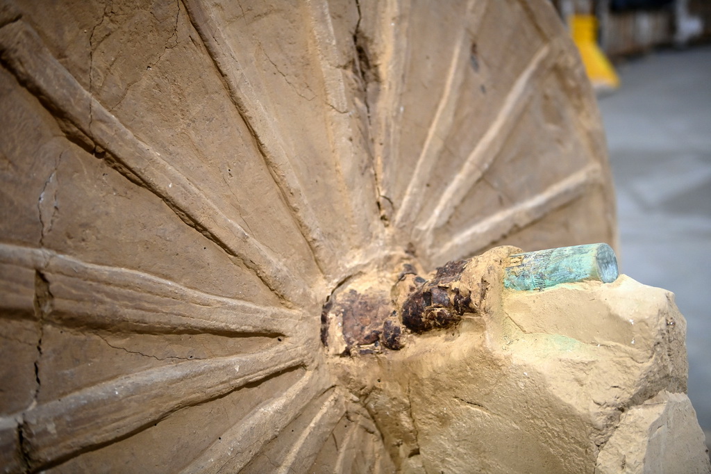 12月12日在陕西省考古研究院文物保护实验室拍摄的瓦窑沟墓地M3号墓出土双辕车（局部）。