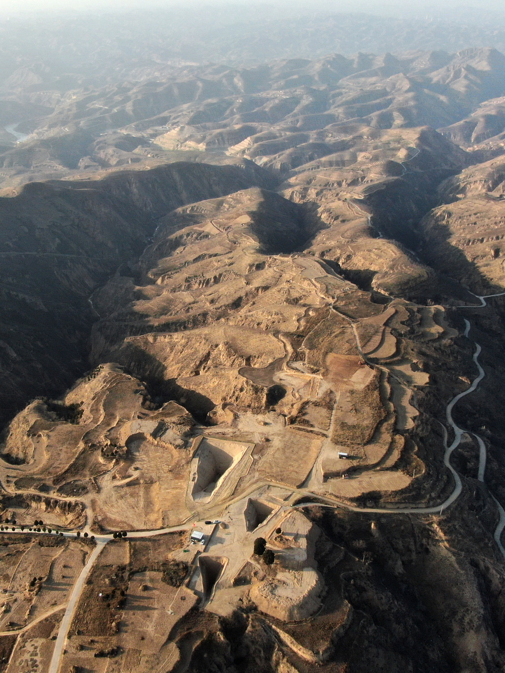 12月8日拍摄的陕西清涧瓦窑沟墓地(无人机照片)。