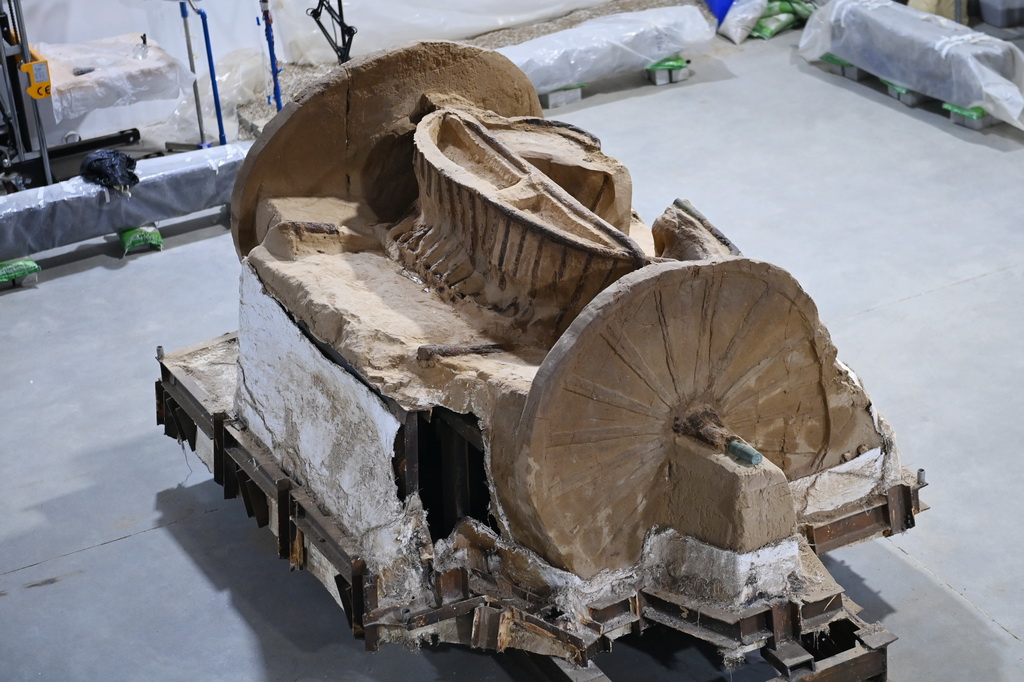 12月12日在陕西省考古研究院文物保护实验室拍摄的瓦窑沟墓地M3号墓出土双辕车。