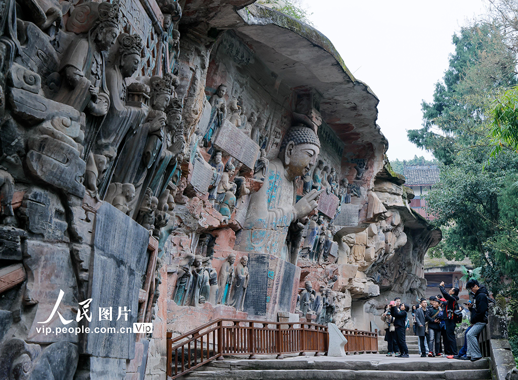 重庆:大足石刻游人如织【2】