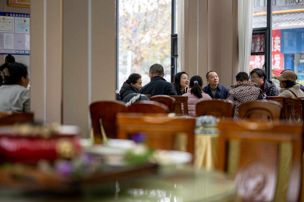 12月13日，人们在四川省广元市剑阁县的一家餐馆品尝豆腐宴。新华社记者 连振 摄