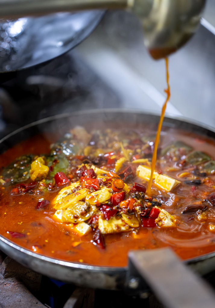 12月13日，在四川省广元市剑阁县的一家餐馆，厨师在制作豆腐宴菜品。新华社记者 连振 摄