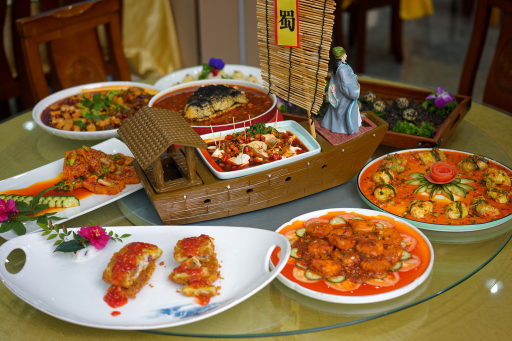 这是12月13日在四川省广元市剑阁县的一家餐馆内拍摄的豆腐宴菜品。新华社记者 张笑宇 摄