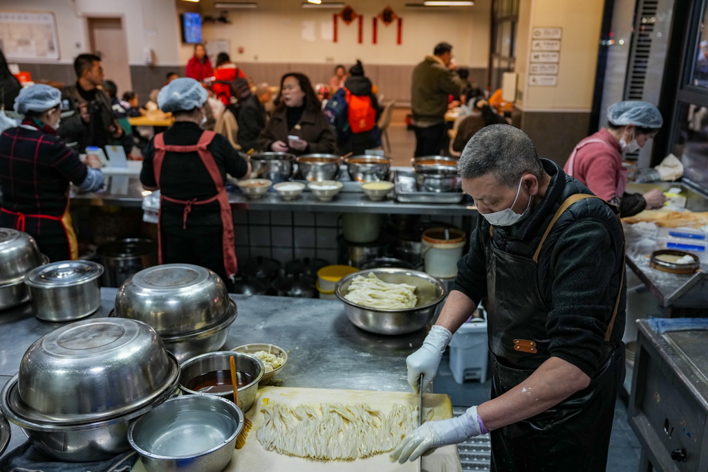 12月12日,在四川省广元市一家凉面馆,工作人员在切凉面。新华社记者 黄伟 摄