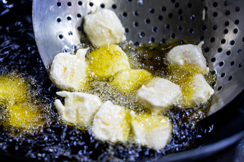 12月13日，在四川省广元市剑阁县的一家餐馆，厨师在制作豆腐宴菜品。新华社记者 连振 摄