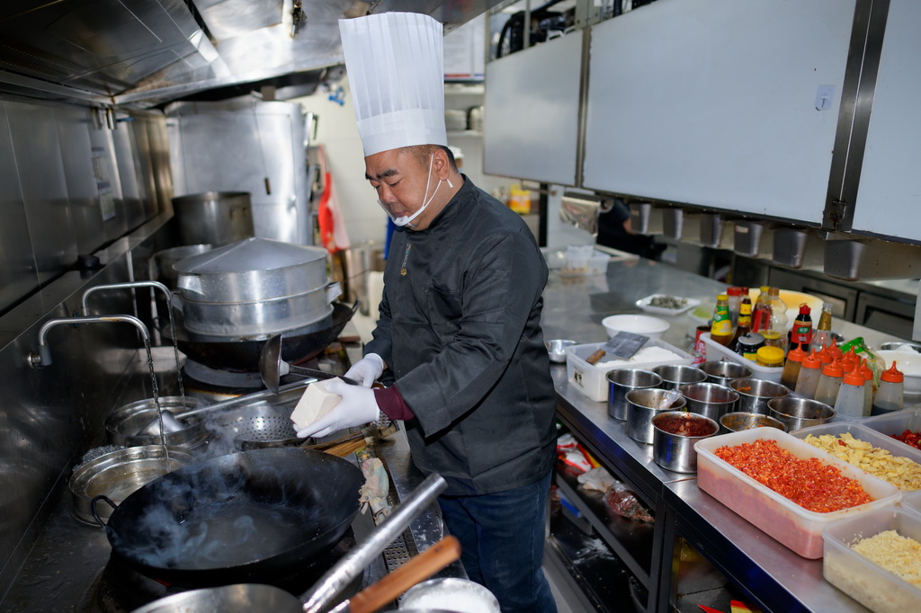 12月13日，剑门豆腐非遗传承人邓永波在四川省广元市剑阁县的一家餐厅内制作豆腐宴菜品。新华社记者 张笑宇 摄