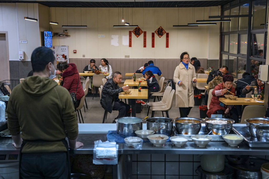 12月12日，在四川省广元市一家凉面馆，工作人员在制作凉面。新华社记者 黄伟 摄