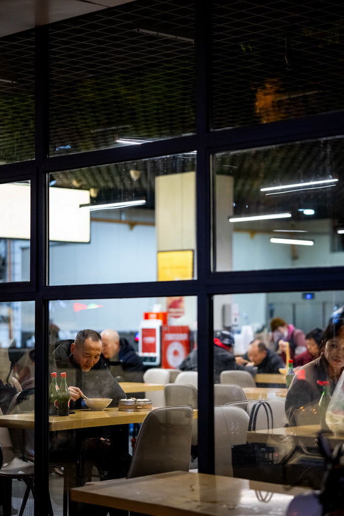 12月12日，人们在四川省广元市一家凉面馆吃凉面。新华社记者 连振 摄