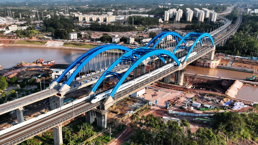 这是建设中的钦江铁路双线特大桥（12月17日摄，无人机照片）。新华社记者 张爱林 摄